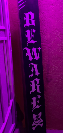 Double sided welcome/beware sign